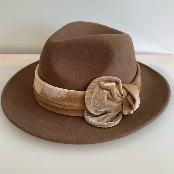 ADORA Accessories - NWT Brown Velvet Adora Wool Fedora With Bow